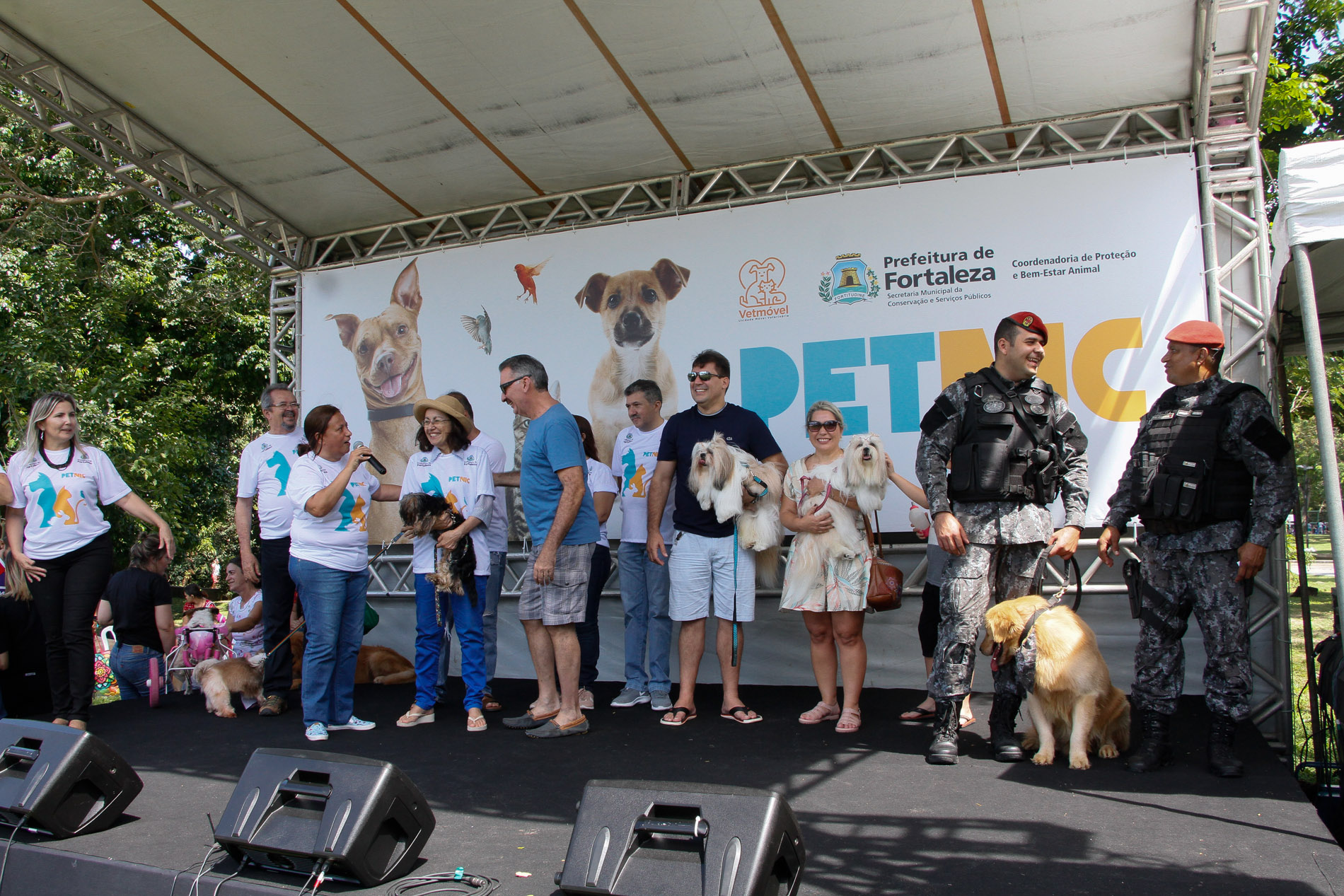 várias pessoas num palco